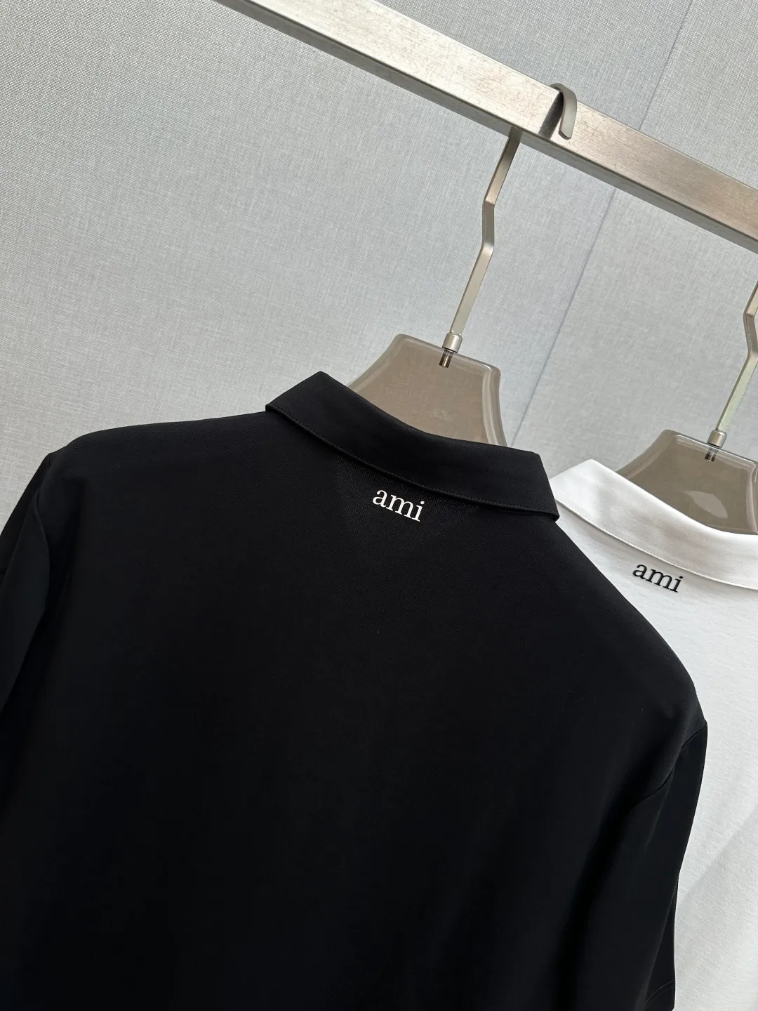 The 2026 spring and summer New Arrival debuts at the counter and is the latest New Arrival lapel short-sleeve, refreshing and breathable. Premium customized design, avant-garde and fashionable! The brand logo is designed with heavy craftsmanship. It feels soft. It is comfortable to wear. It has exquisite counter-level stitching. It has fine workmanship. The upper body effect is incomparably handsome! A must-have item for a stylish man! Sizes:M-3XL